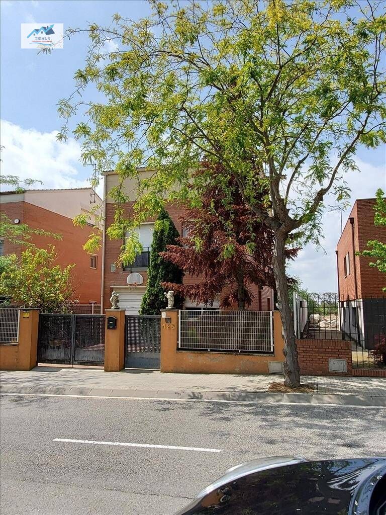 Vista exterior de Casa o xalet en venda en La Granada amb Jardí privat i Piscina comunitària
