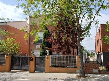 House with pool for sale in Avenida CATALUNYA