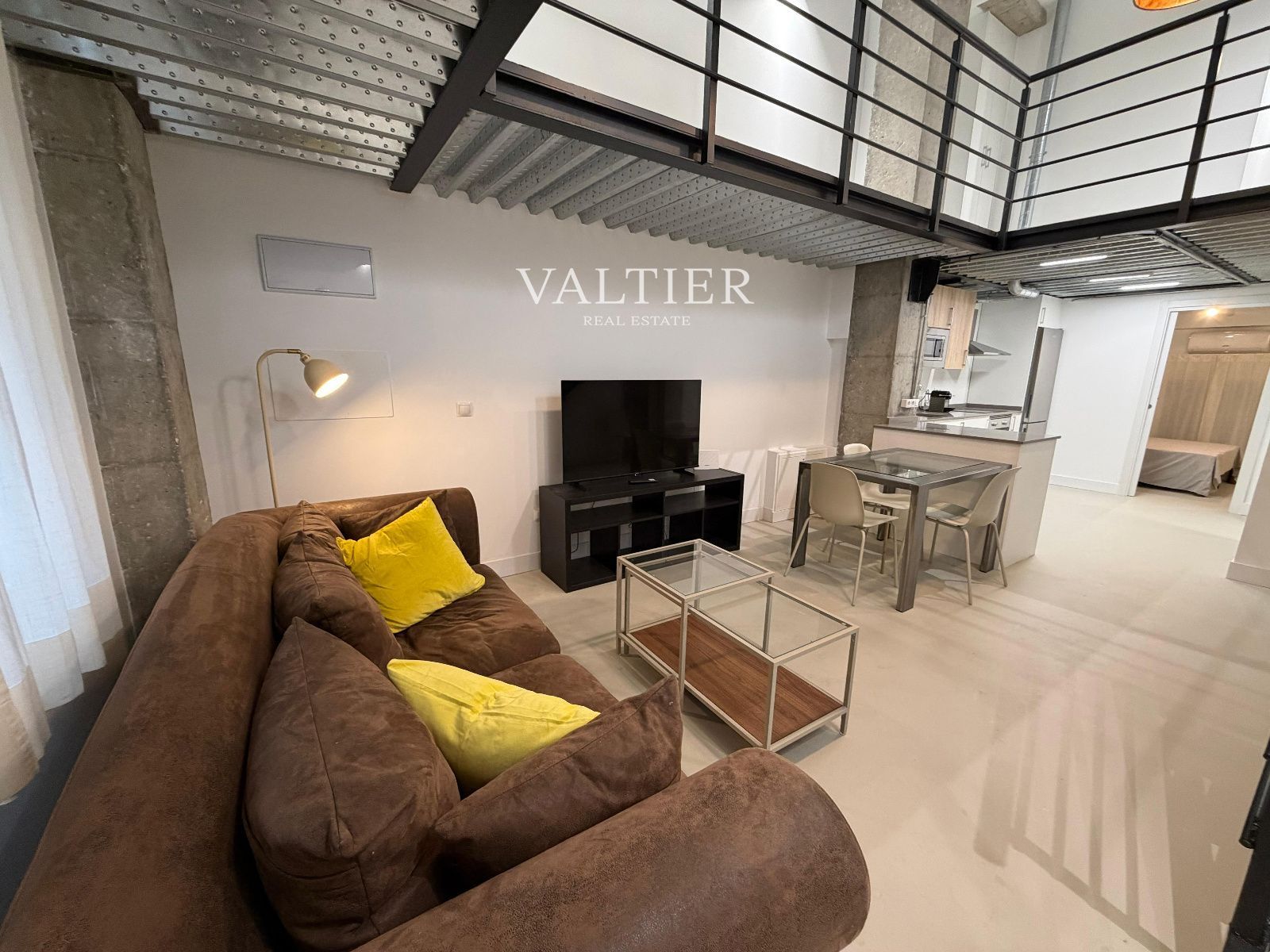 Sala d'estar de Dúplex de lloguer en  Madrid Capital amb Aire condicionat i Moblat