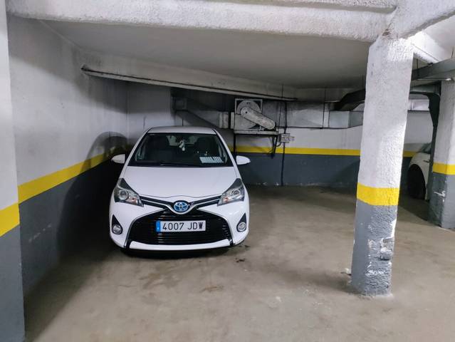 Garaje en Venta en Calle Infanta Mercedes en Castillejos - Cuzco