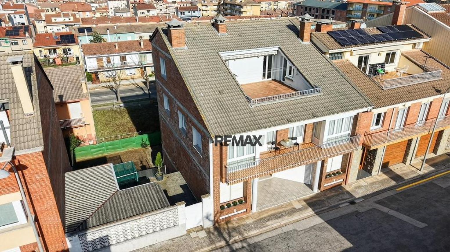 Exterior view of Single-family semi-detached for sale in Olot  with Air Conditioner, Heating and Private garden