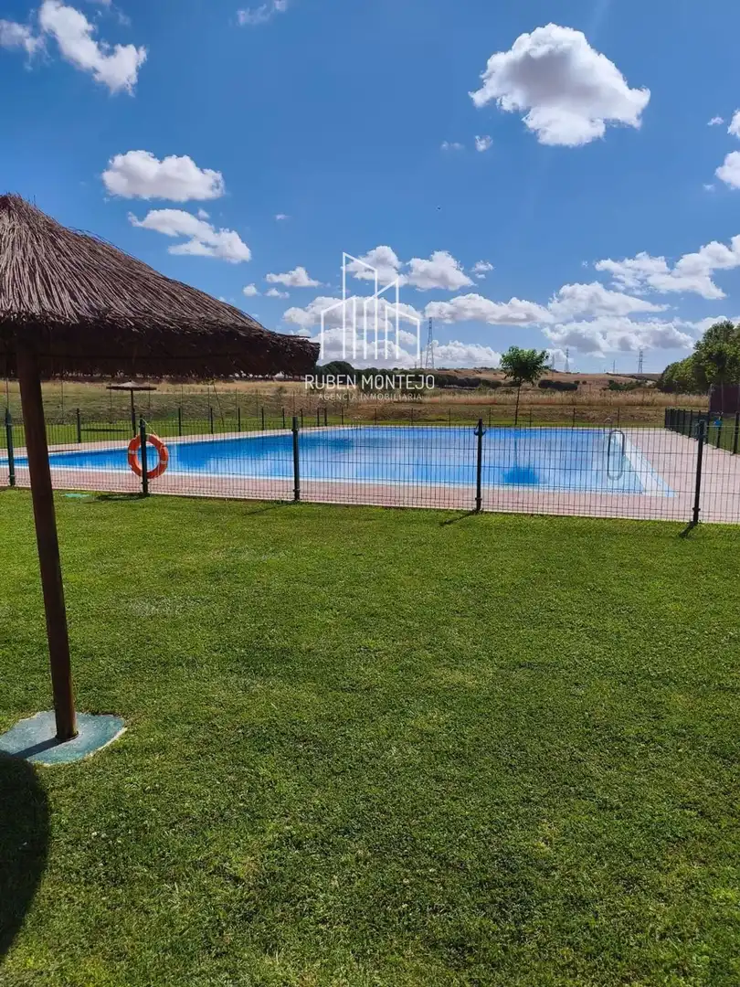 Piscina de Casa adosada en venda en Villamayor, Salamanca
