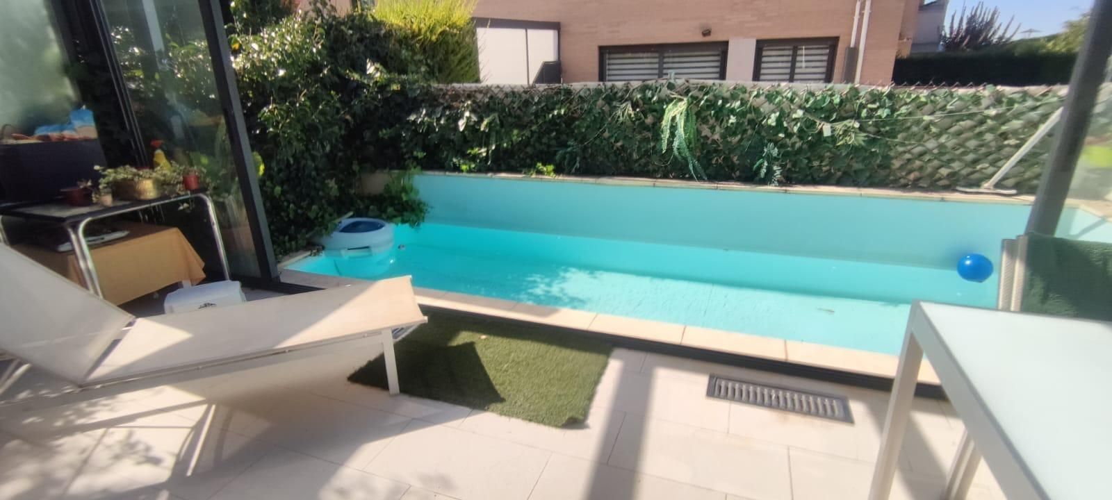 Piscina de Casa adosada en venda en Valladolid Capital amb Calefacció, Moblat i Piscina comunitària