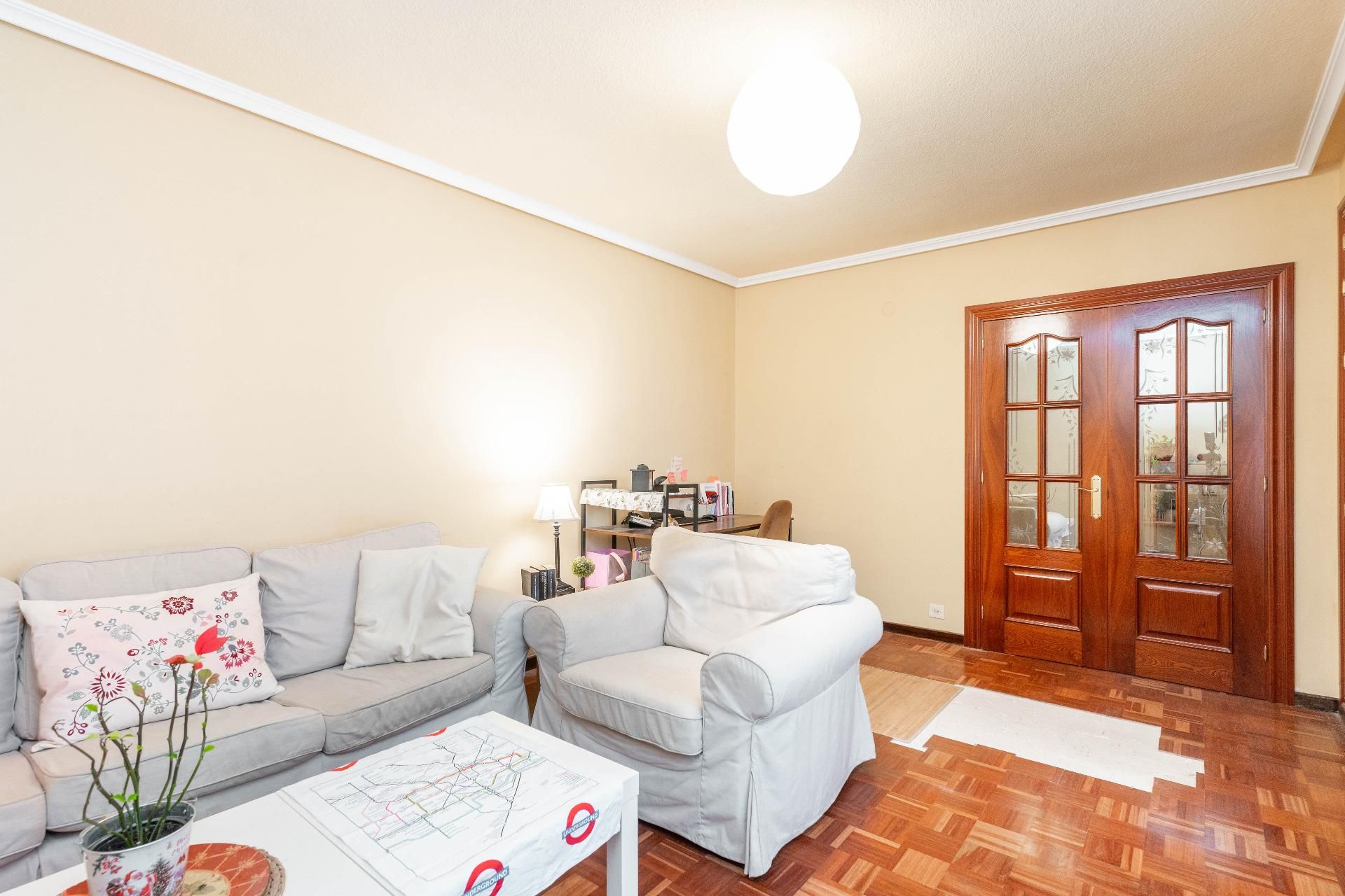 Sala d'estar de Pis en venda en Avilés amb Calefacció i Parquet