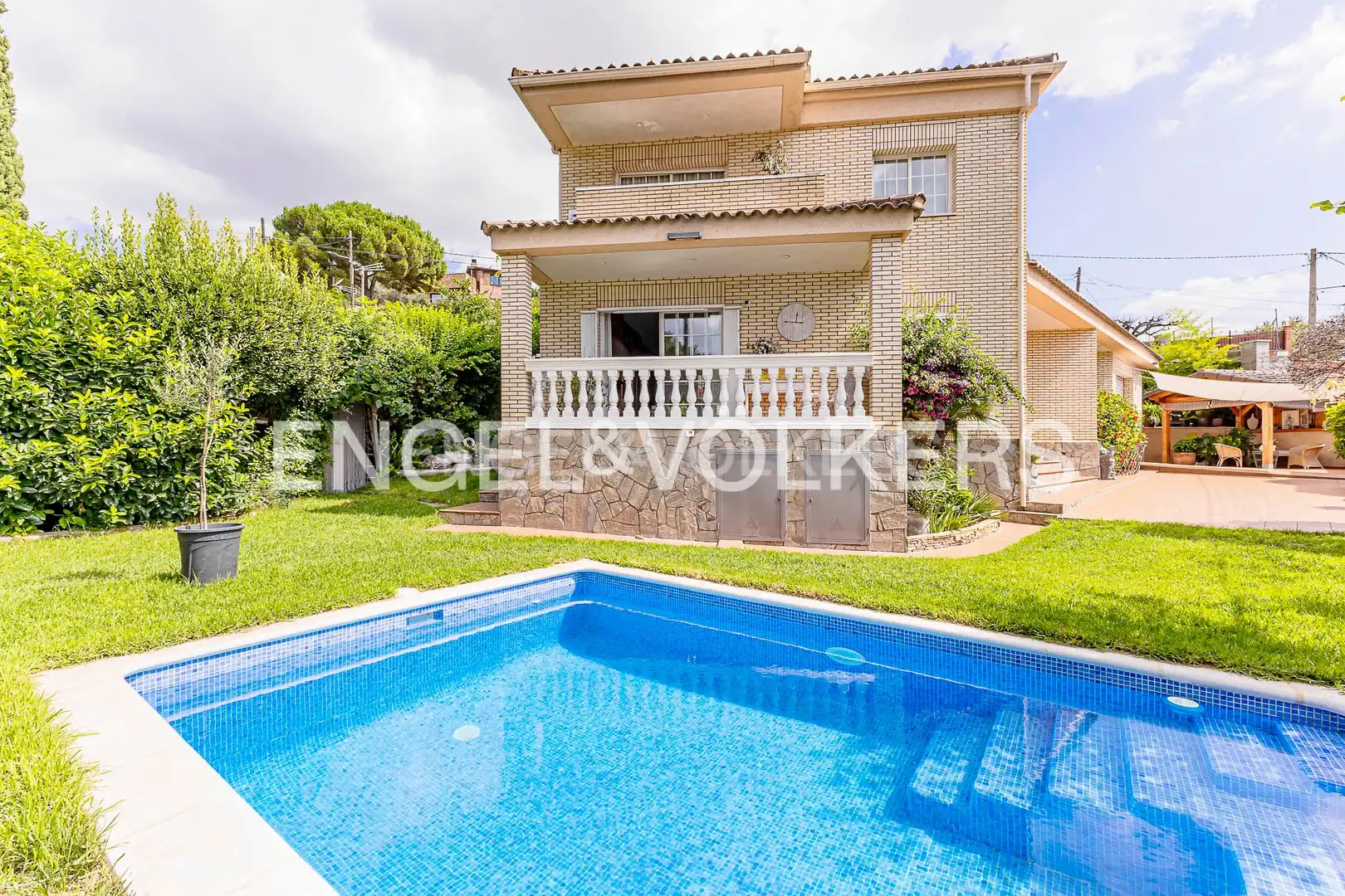 Exterior view of Houses for sale in Sant Vicenç Dels Horts  with Heating, Storage room and Swimming Pool