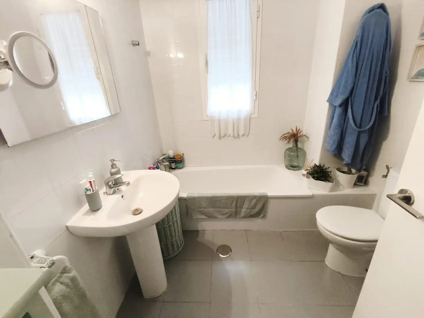 Bathroom of Flat for sale in Sevilla  with Air Conditioner and Storage room