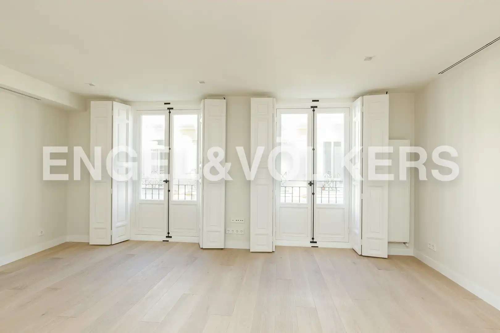 Schlafzimmer von Wohnung zur Miete in Madrid mit Klimaanlage, Heizung und Balkon
