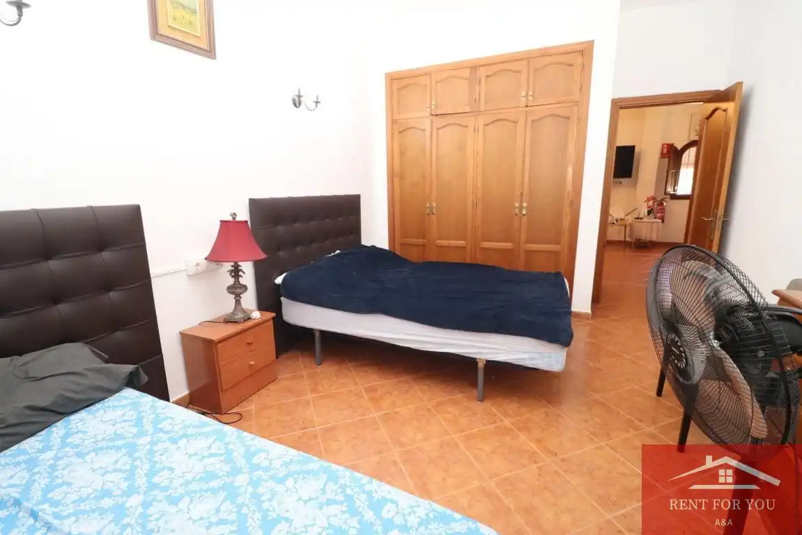 Dormitori de Casa o xalet de lloguer en Alozaina amb Aire condicionat, Jardí privat i Piscina