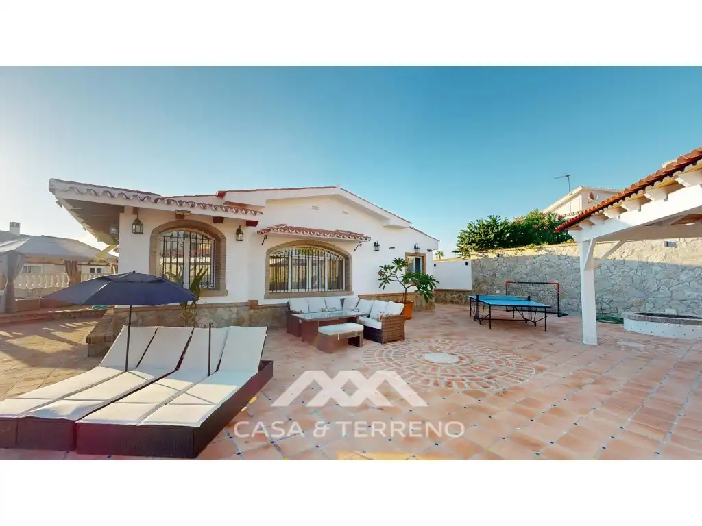 Vista exterior de Casa o xalet en venda en Vélez-Málaga amb Piscina, Moblat i TV