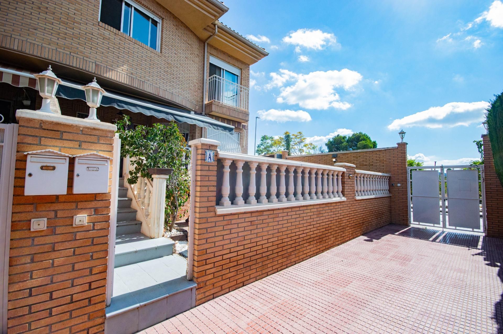 Vista exterior de Casa adosada en venda en Petrer amb Aire condicionat, Calefacció i Jardí privat