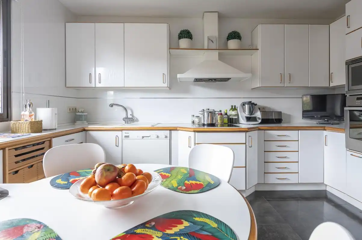 Cocina de Casa adosada en venta en Madrid con Aire acondicionado, Calefacción y Jardín privado