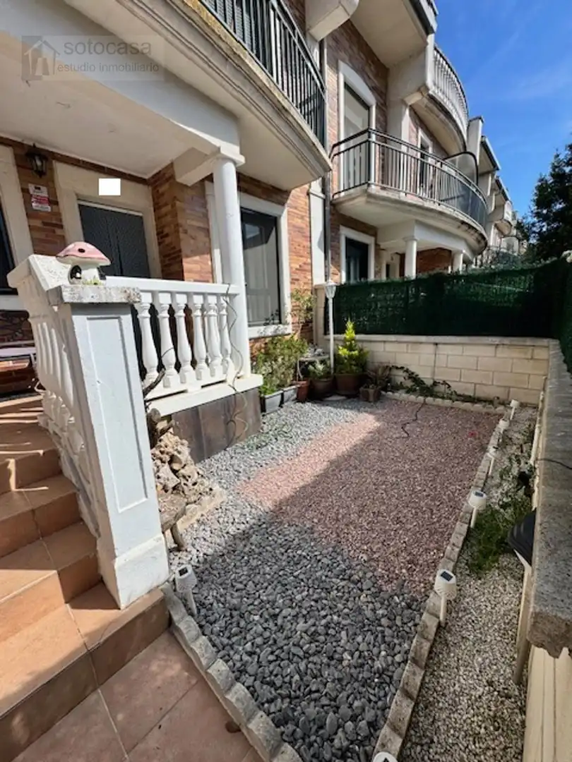 Terrassa de Casa adosada en venda en Cistérniga amb Calefacció, Jardí privat i Traster