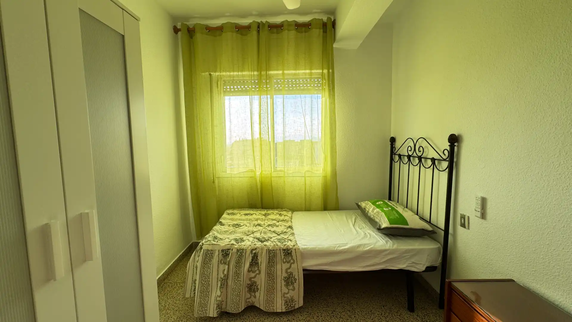 Bedroom of Flat for rent in Granada  with Air Conditioner, Terrace and Microwave