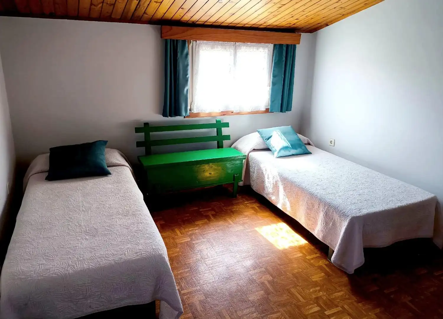 Dormitori de Casa o xalet en venda en Carballo amb Calefacció, Jardí privat i Moblat