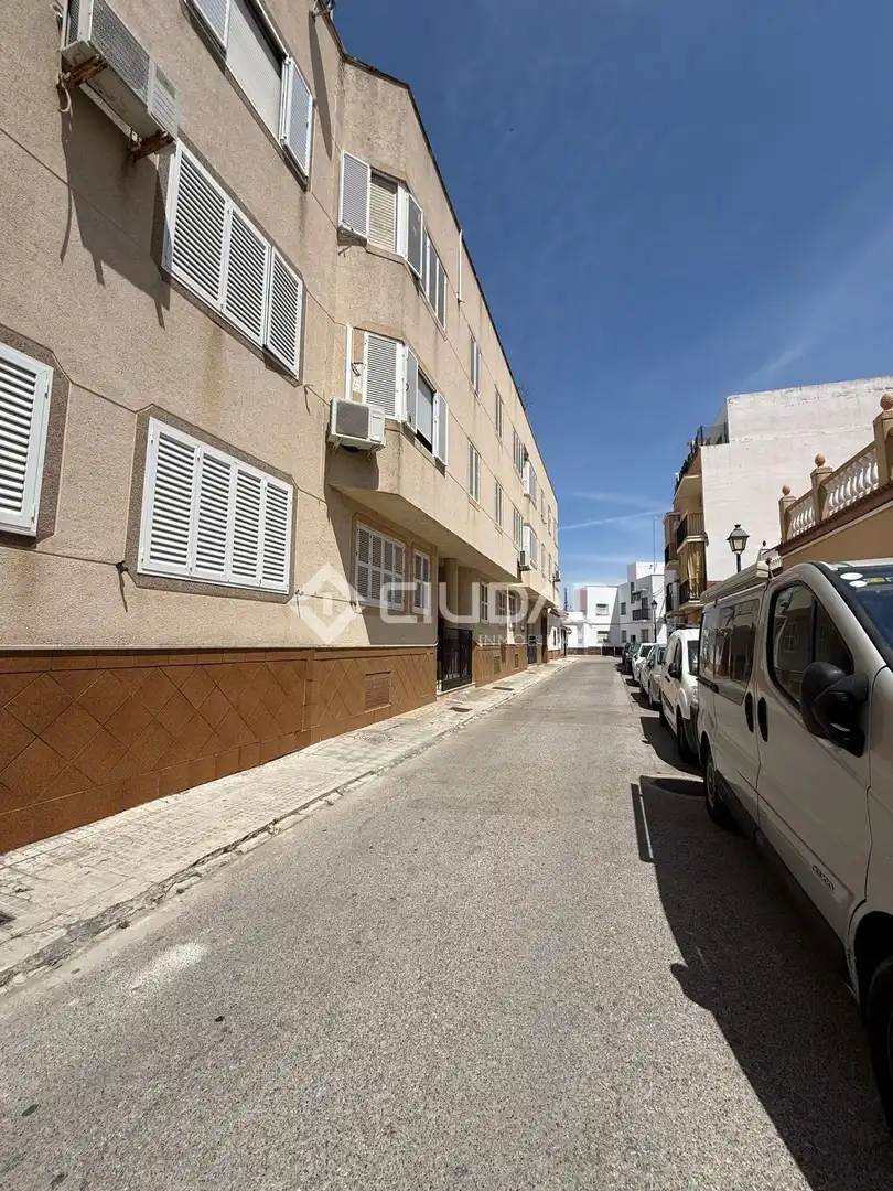 Vista exterior de Pis en venda en Chipiona amb Traster i Moblat