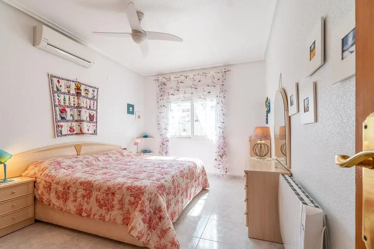 Dormitori de Casa o xalet en venda en Orihuela amb Aire condicionat, Jardí privat i Terrassa