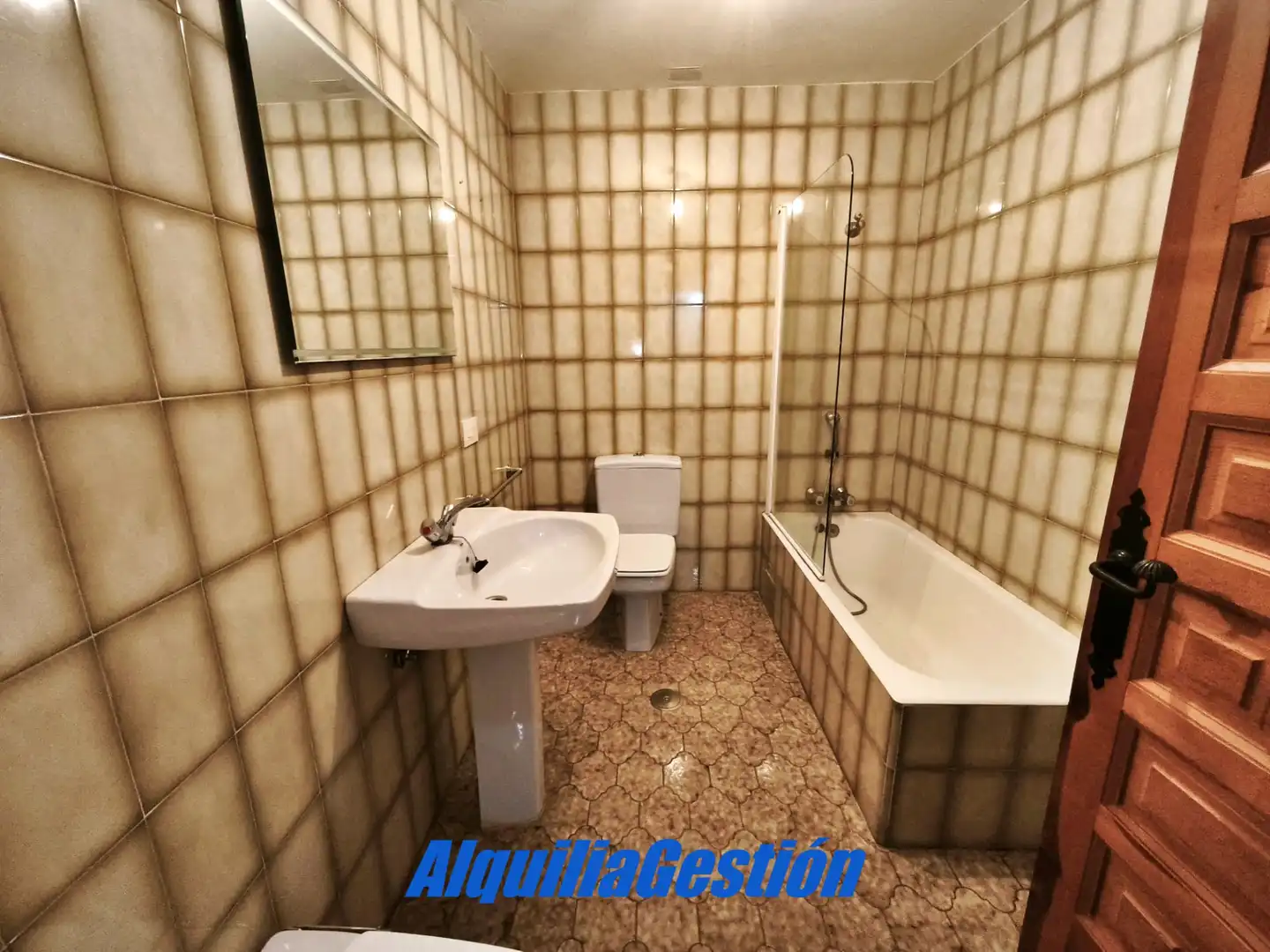 Baño de Casa adosada en venta en Tamajón con Calefacción, Terraza y Balcón