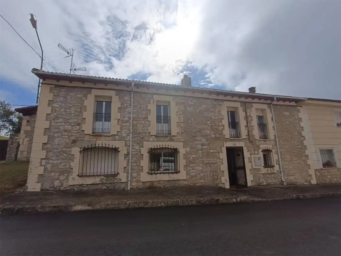 Vista exterior de Casa adosada en venta en Valle de Valdebezana, Burgos