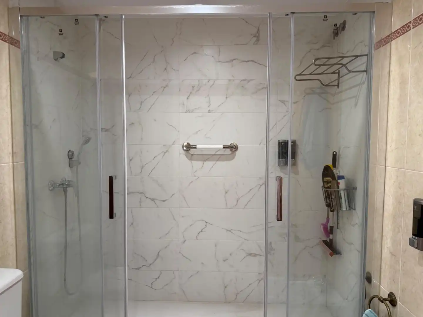 Badezimmer von Wohnung zum Verkauf in Mataró mit Klimaanlage, Heizung und Parkett