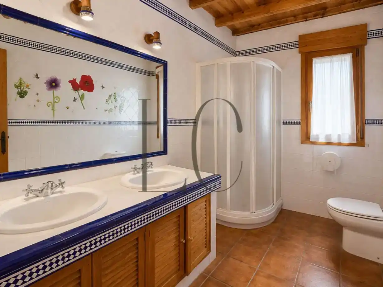 Baño de Piso en venta en La Tala con Jardín privado, Trastero y Amueblado