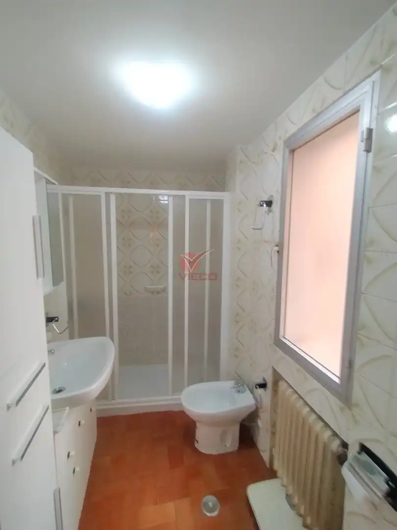 Bathroom of Flat for rent in Cuenca  with Heating and Storage room