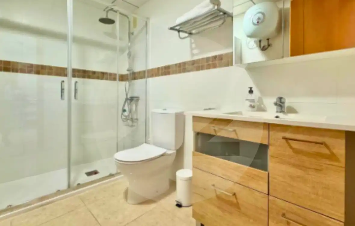 Baño de Apartamento de alquiler en Benidorm con Aire acondicionado, Terraza y Piscina