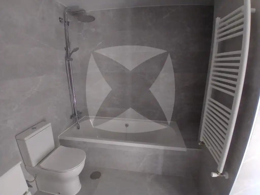 Badezimmer von Wohnung zur Miete in Badajoz mit Klimaanlage, Privatgarten und Terrasse