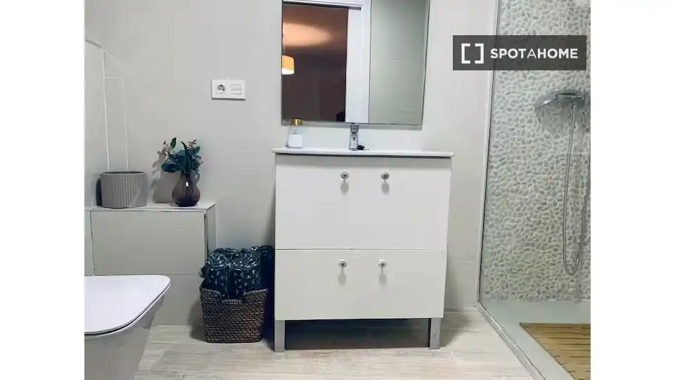 Baño de Piso de alquiler en Valencia con Aire acondicionado, Calefacción y Amueblado