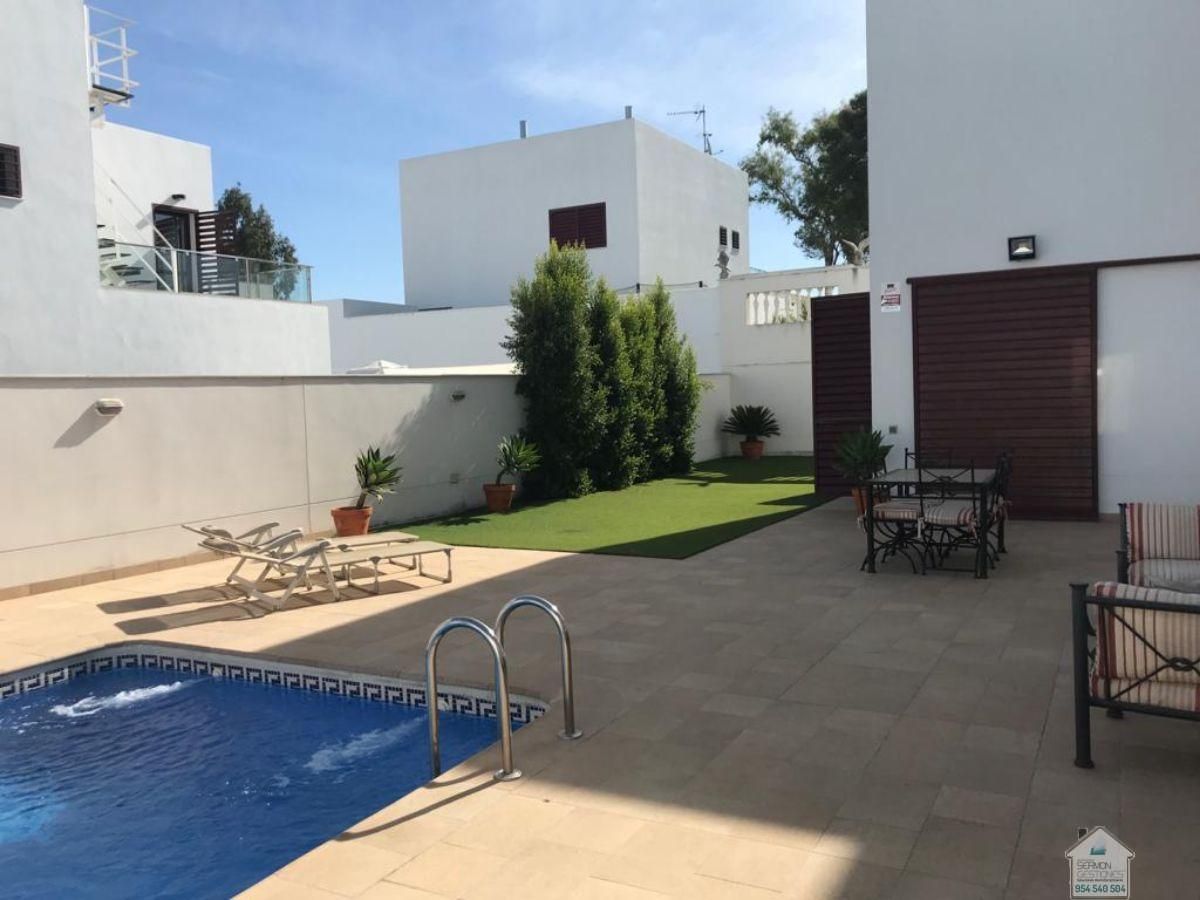 Swimming pool of House or chalet to rent in Montequinto  with Air Conditioner, Heating and Parquet flooring