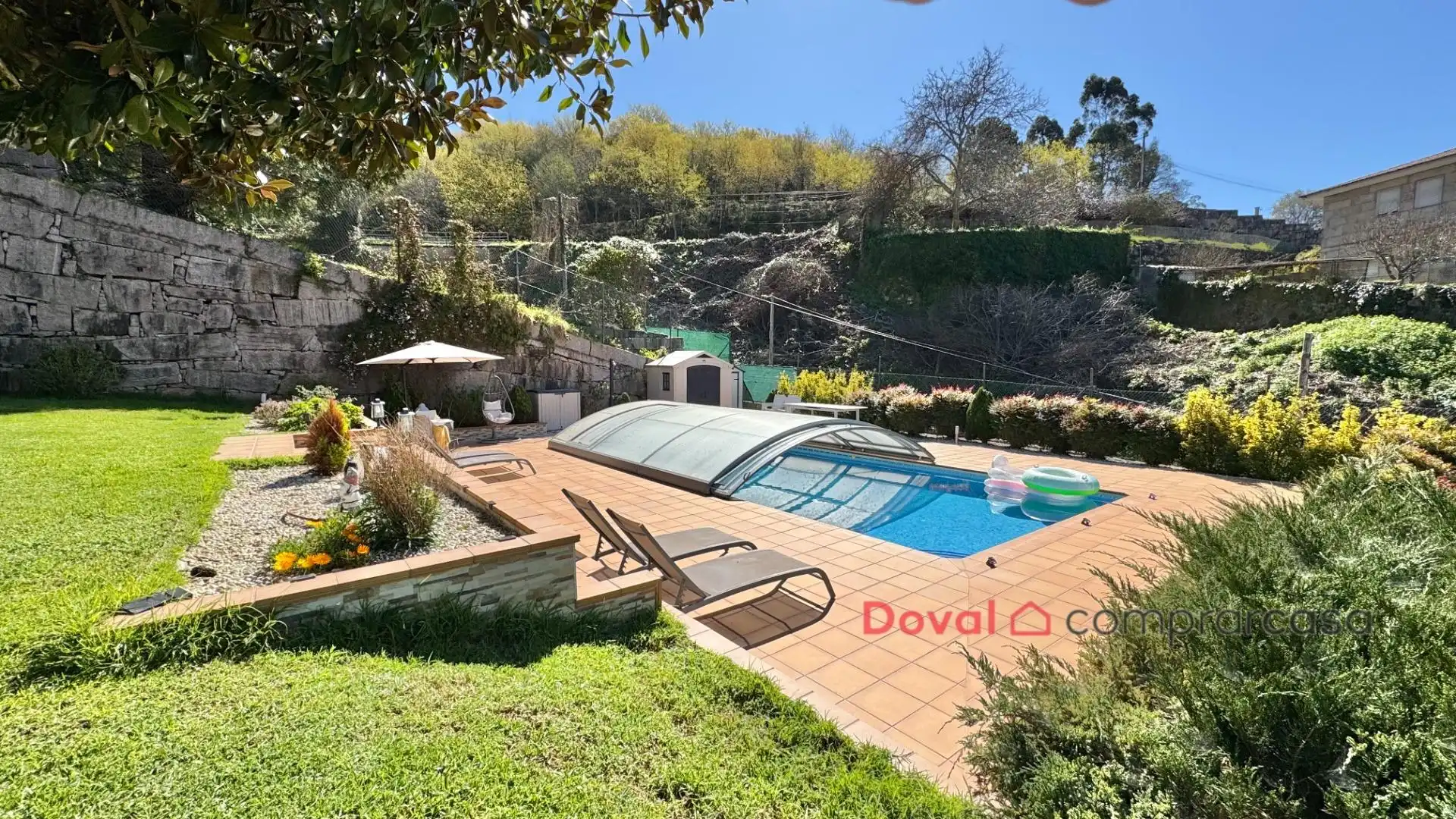 Piscina de Casa o xalet en venda en Vigo  amb Aire condicionat, Calefacció i Jardí privat