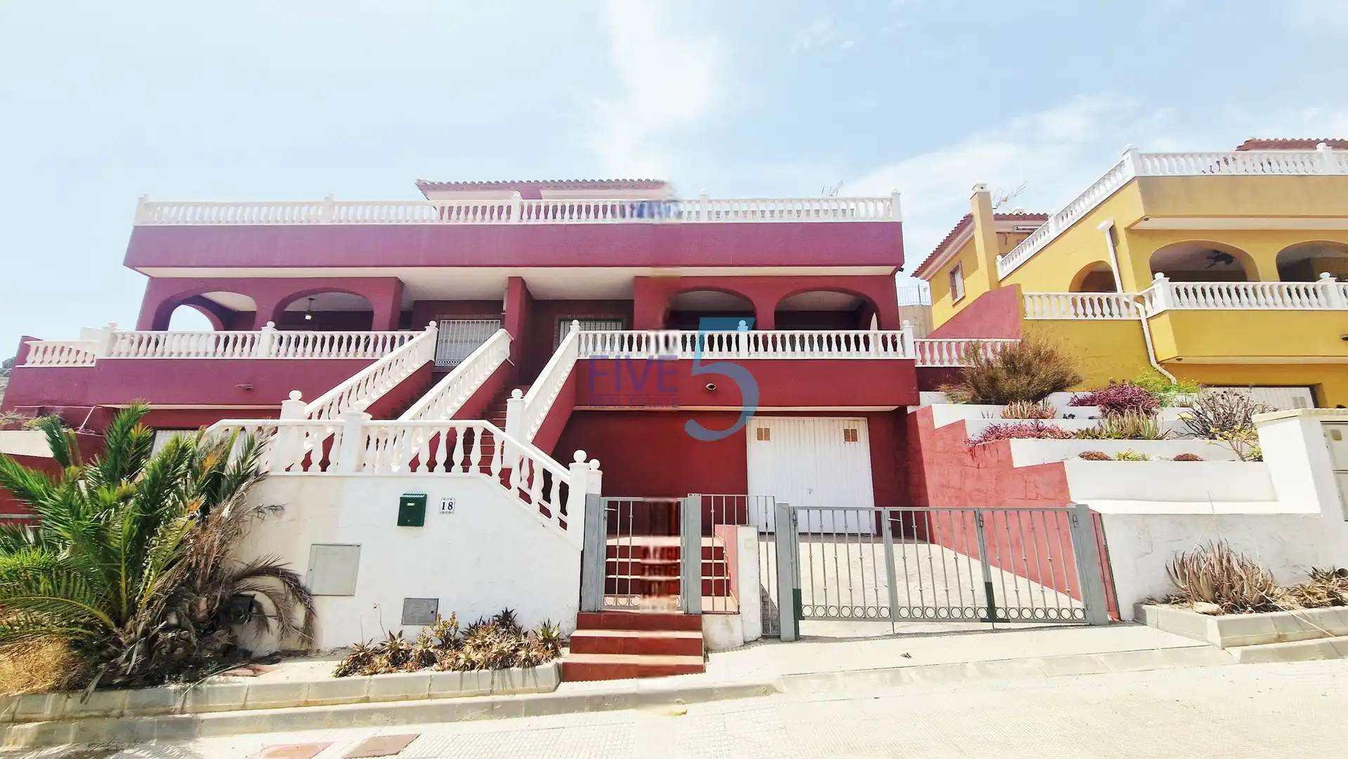 Vista exterior de Casa adosada en venda en Cartagena amb Aire condicionat, Terrassa i Piscina