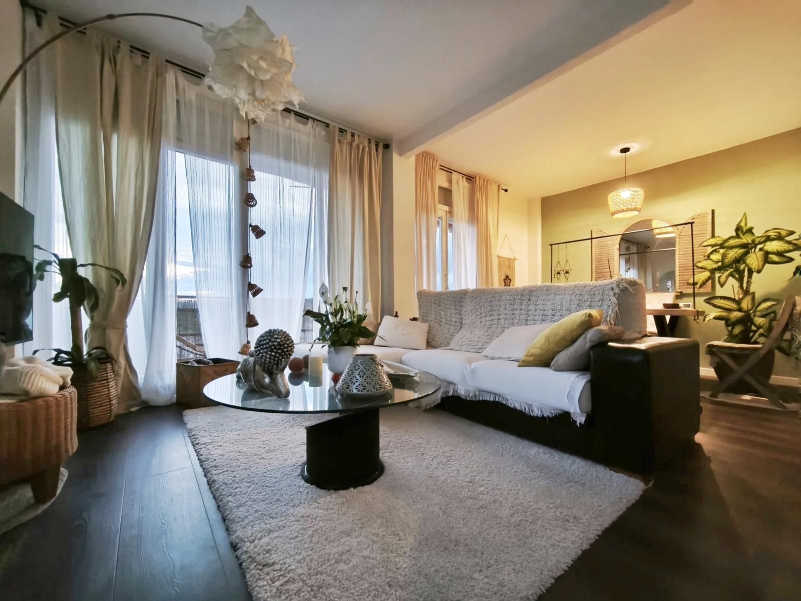 Living room of Flat for sale in Roda de Berà  with Terrace and Furnished