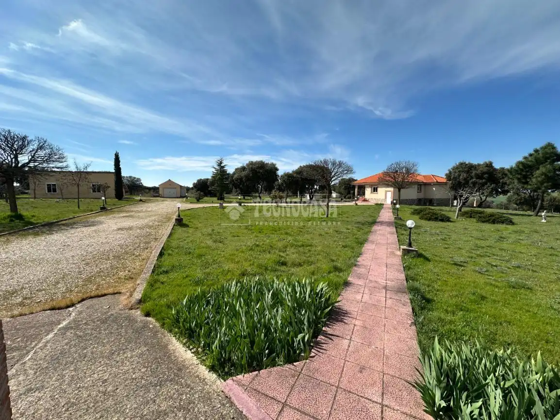 Finca rústica en venda en Málaga del Fresno amb Calefacció, Piscina i Moblat