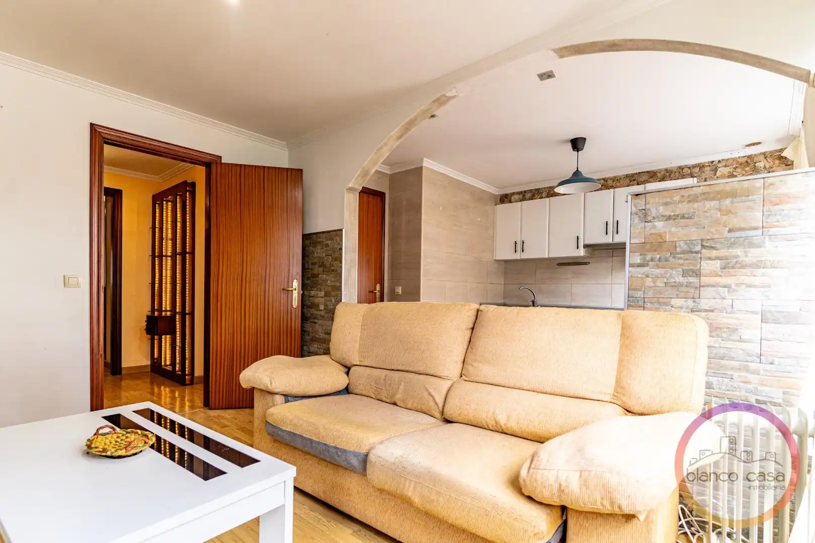 Sala de estar de Piso en venta en Carballo con Terraza, Trastero y Amueblado
