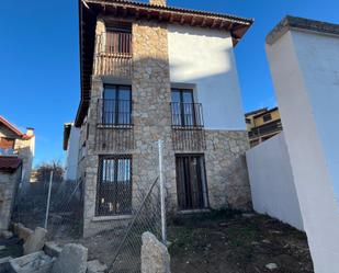 Vista exterior de Casa o xalet en venda en Hoyos del Espino amb Calefacció, Jardí privat i Terrassa