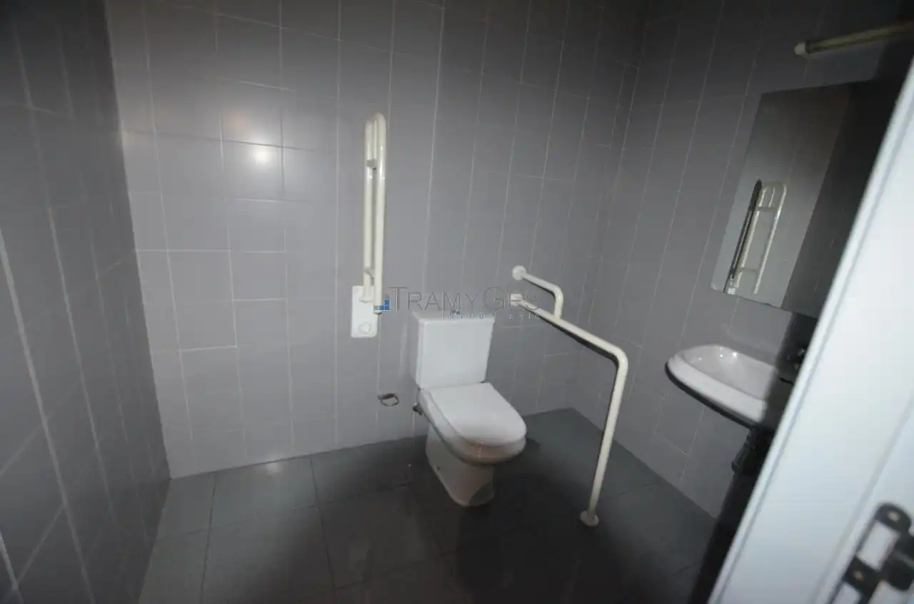 Badezimmer von Geschaftsraum zur Miete in Tomiño mit Klimaanlage
