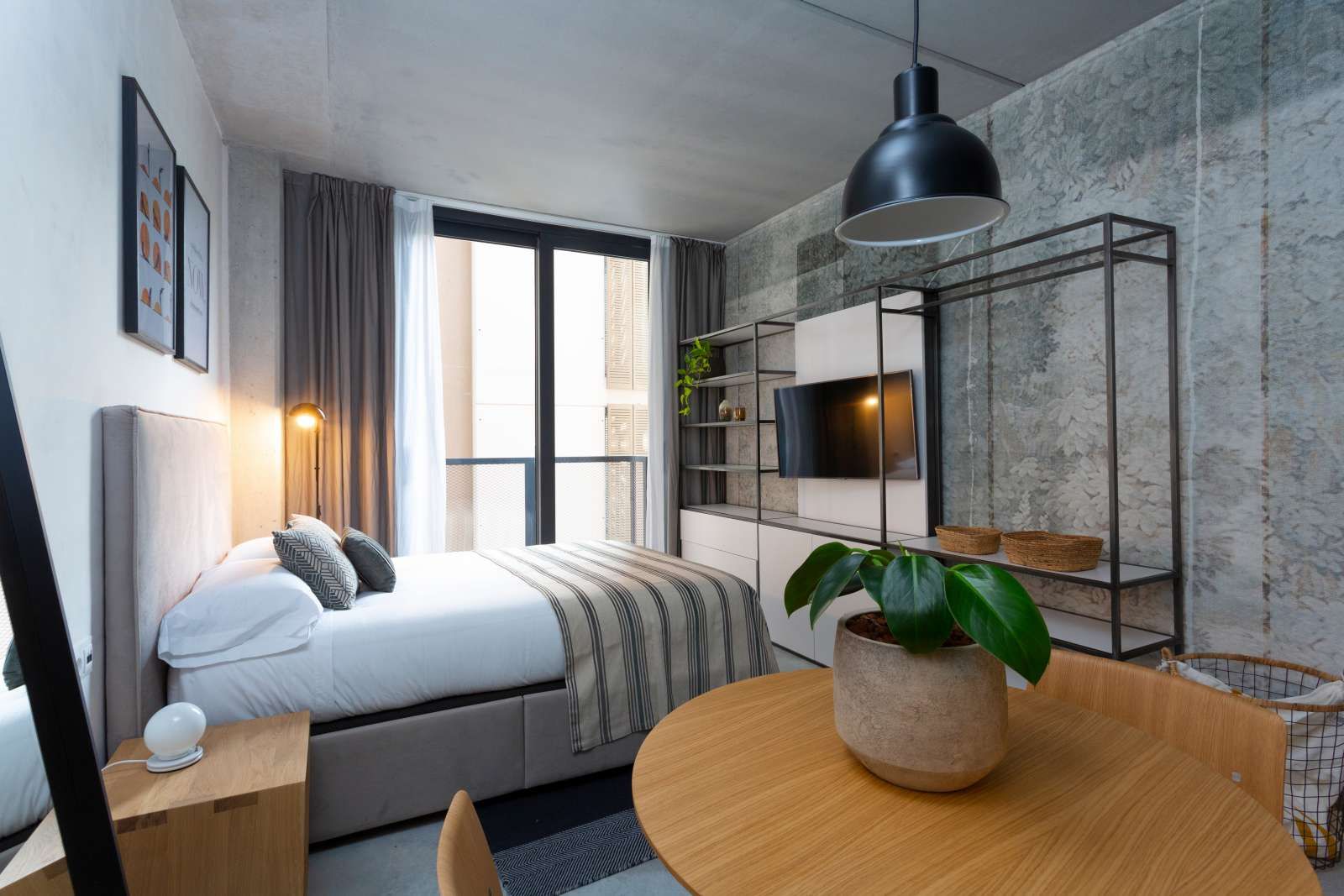 Bedroom of Study to share in  Barcelona Capital  with Air Conditioner and Terrace
