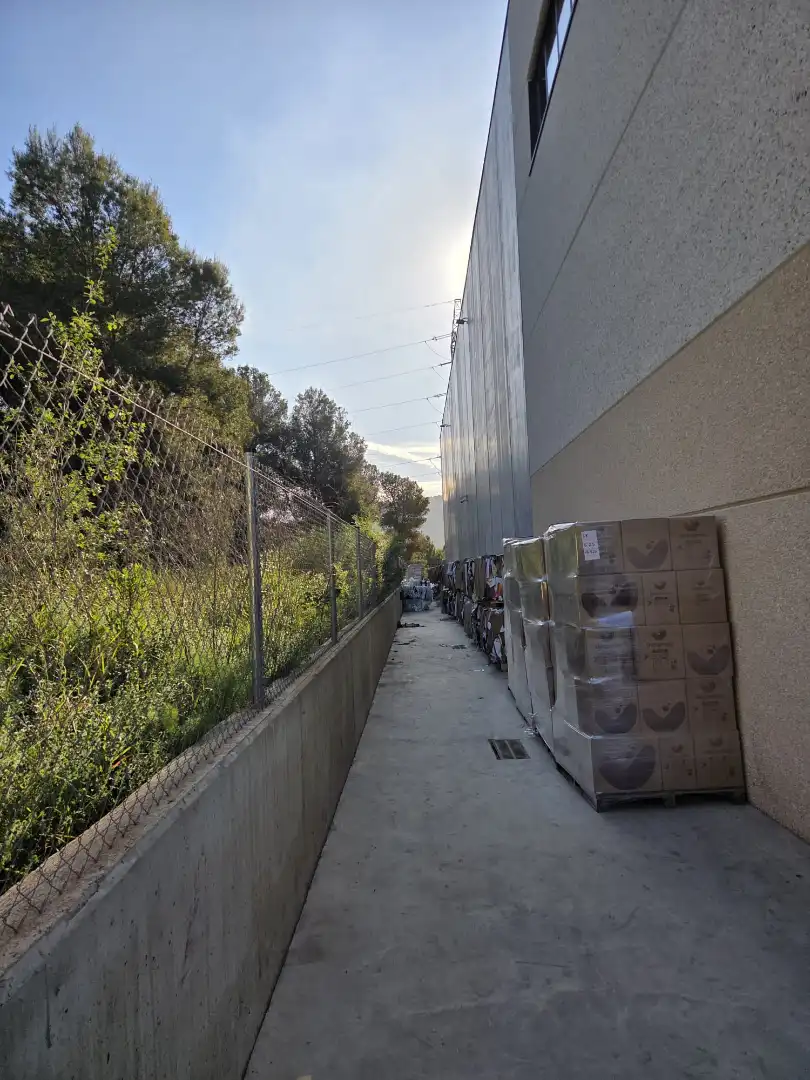 Vista exterior de Nau industrial de lloguer en Rubí amb Calefacció i Alarma