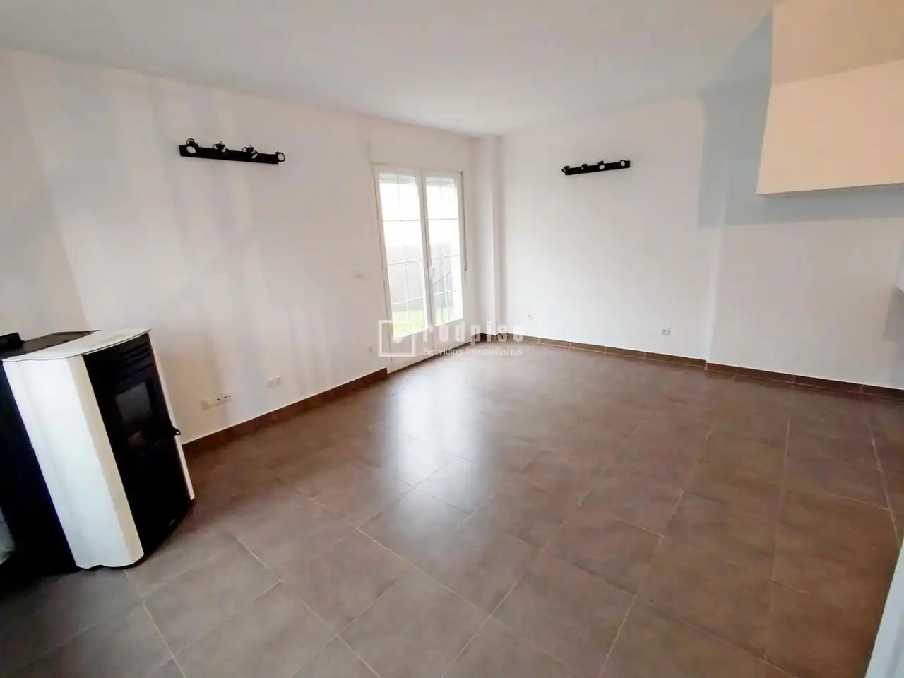 Sala d'estar de Casa o xalet en venda en Cadalso de los Vidrios amb Calefacció, Jardí privat i Terrassa