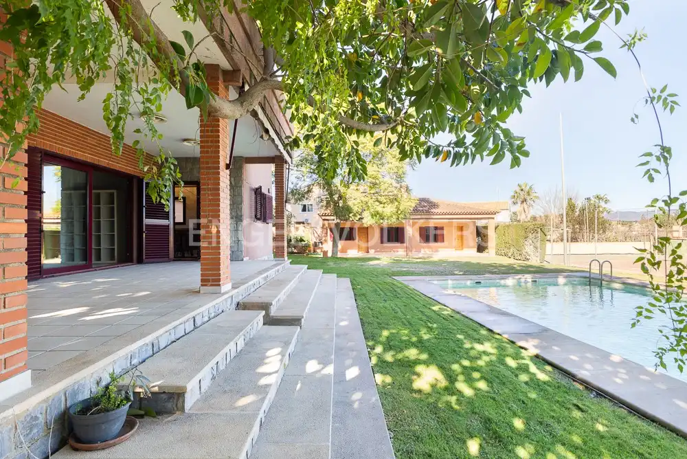 Exterior view of Houses for sale in La Pobla de Vallbona  with Air Conditioner, Heating and Private garden