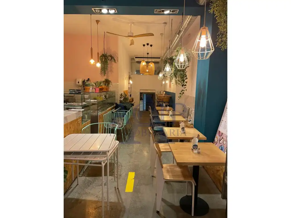 Local comercial de lloguer a Calle Enric Granados