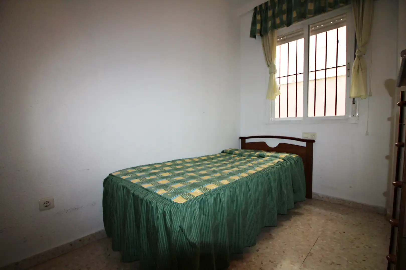 Schlafzimmer von Wohnung zum Verkauf in Huelva mit Möbliert und Balkon