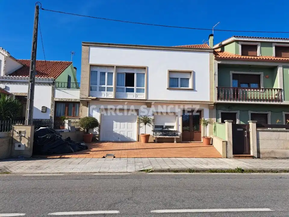 Vista exterior de Casa adosada en venda en A Pobra do Caramiñal amb Aire condicionat, Calefacció i Terrassa