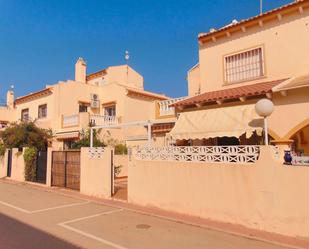 Vista exterior de Casa adosada en venda en Pilar de la Horadada amb Aire condicionat, Terrassa i Balcó