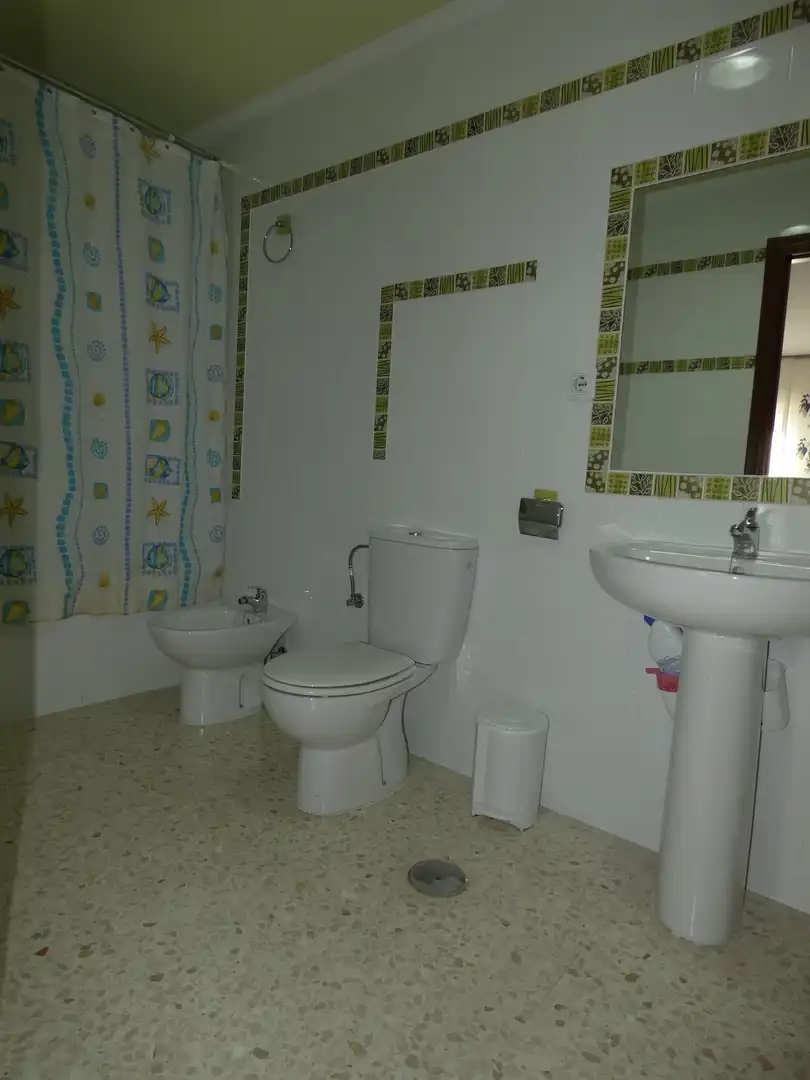Baño de Piso de alquiler en Huelva con Amueblado