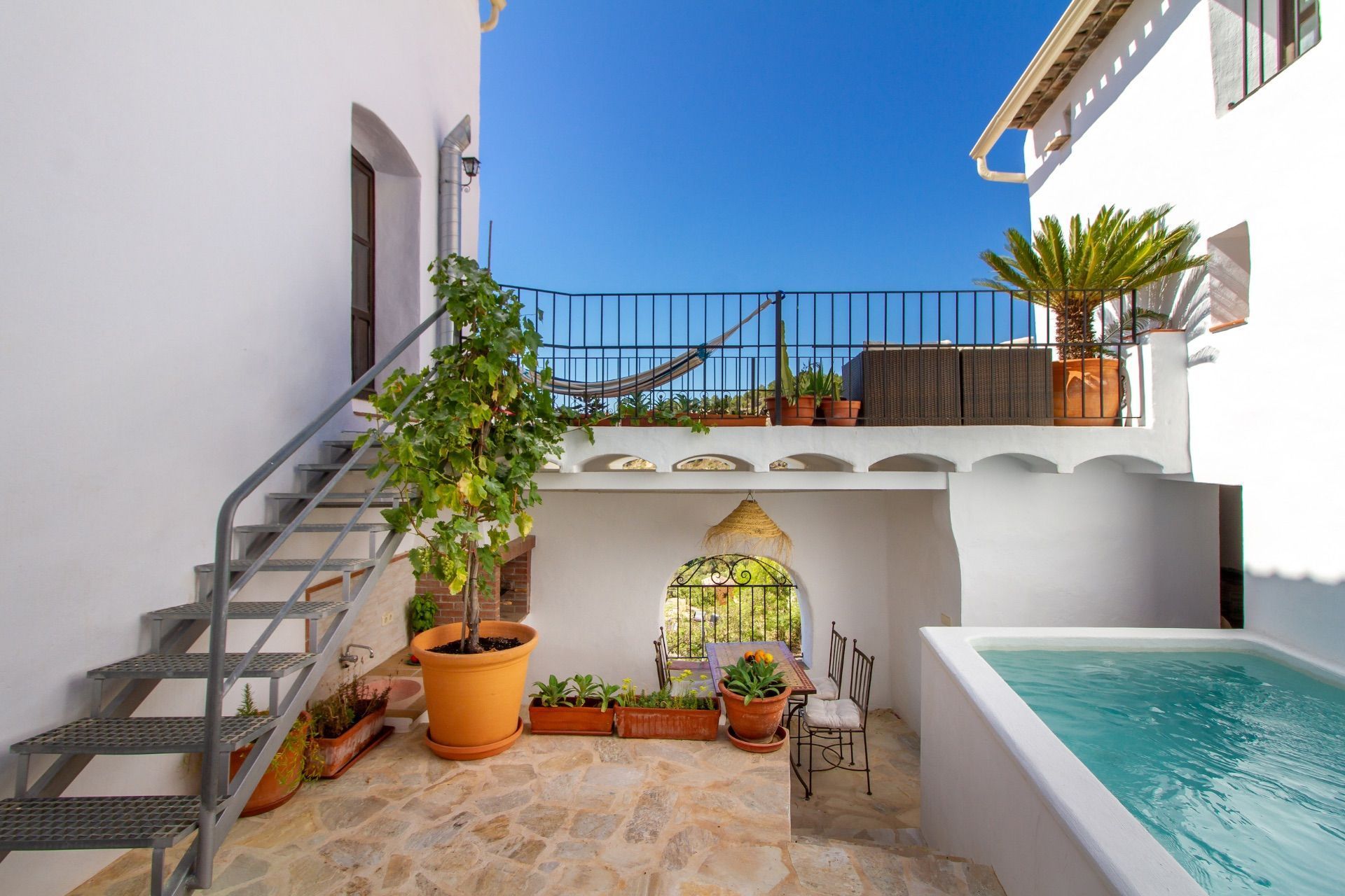 Vista exterior de Casa o xalet en venda en Polop amb Aire condicionat, Terrassa i Piscina