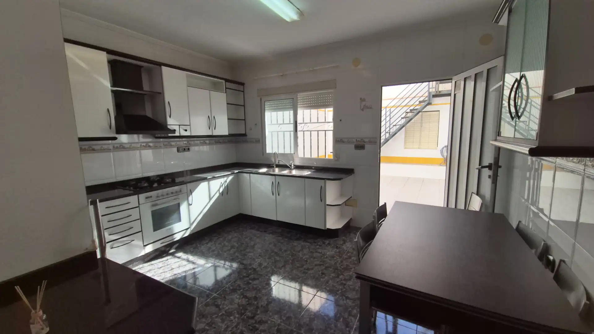 Cuina de Casa adosada en venda en Alcantarilla amb Terrassa, Moblat i Balcó