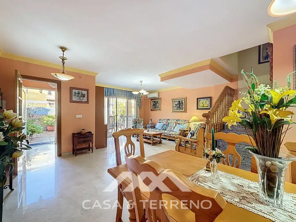 Sala d'estar de Casa adosada en venda en Vélez-Málaga amb Aire condicionat, Piscina i Microones