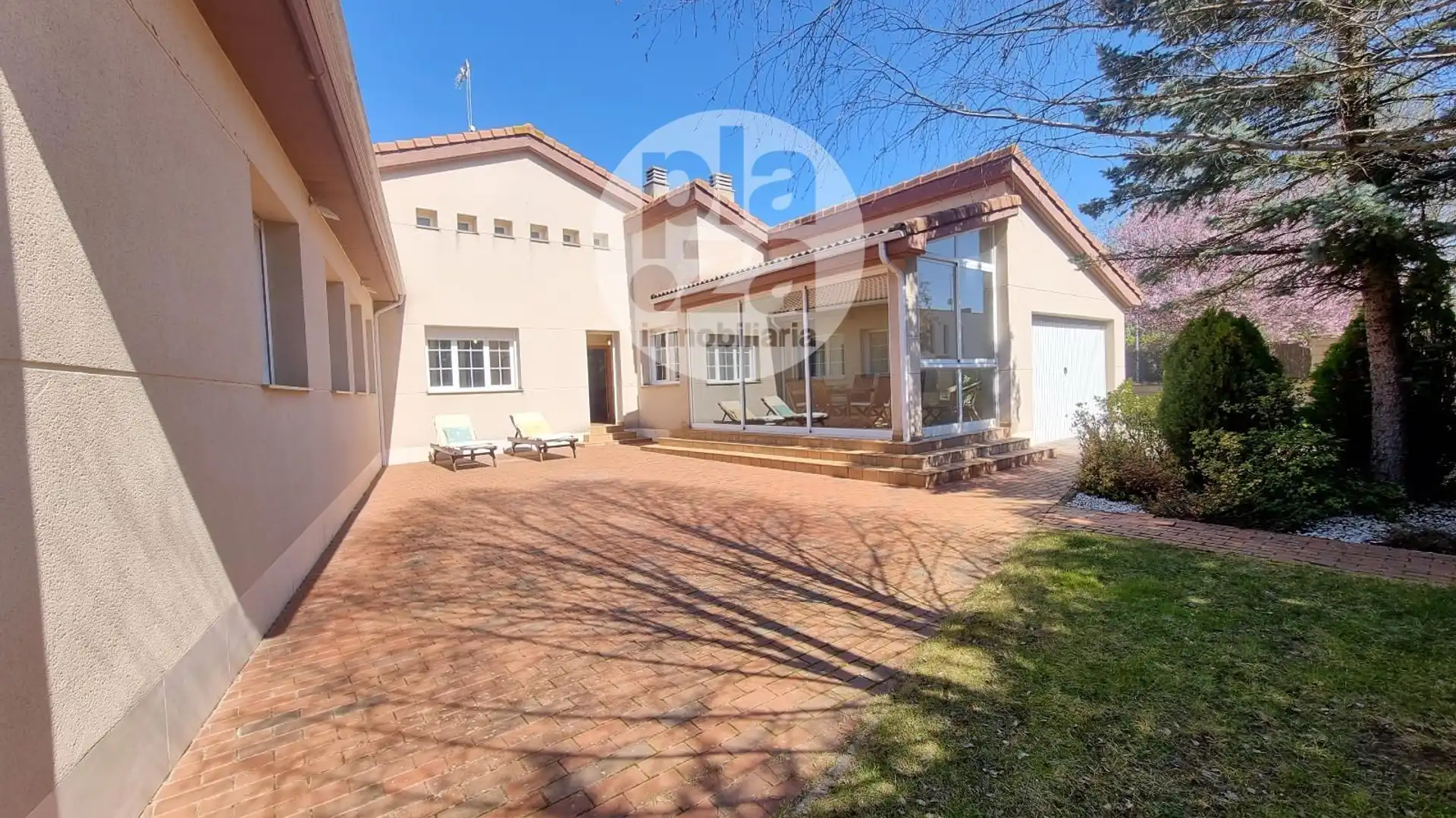 Vista exterior de Casa o chalet en venta en Revillarruz con Calefacción, Jardín privado y Terraza