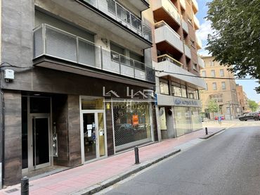 Local comercial de lloguer a Calle Bisbe Morgades 26